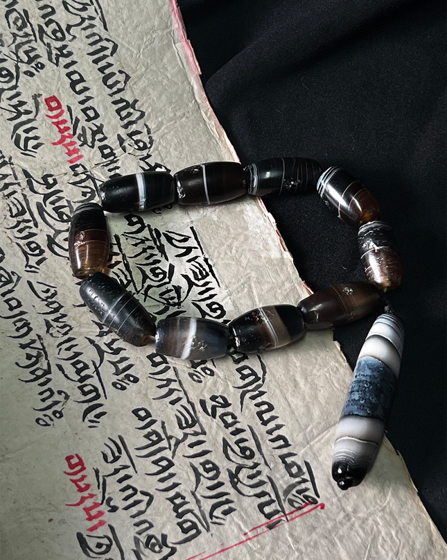 【Unique Item】 Mystical Star： Himalayan Blue-Infused Threaded Agate Bracelet