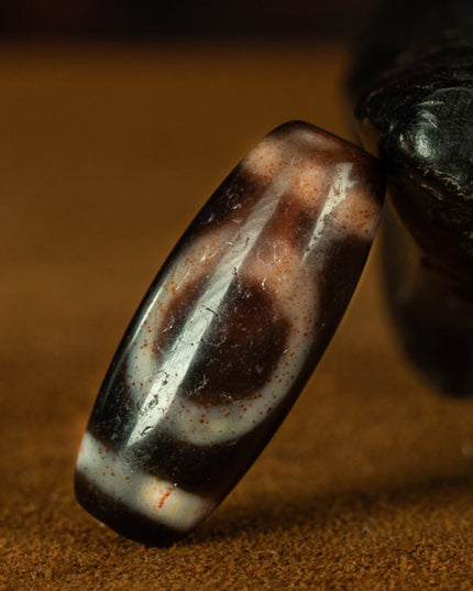 One-Eye Old Dzi beads from Mount Xumi Thousand-year-old Dzi beads from Tibet Large grains of cinnabar