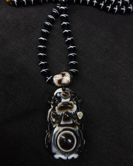 【Unique Item】 Nine-eyed agate snow lion necklace