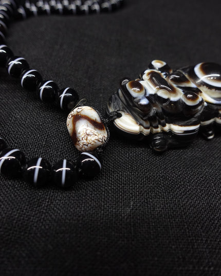【Unique Item】 Nine-eyed agate snow lion necklace