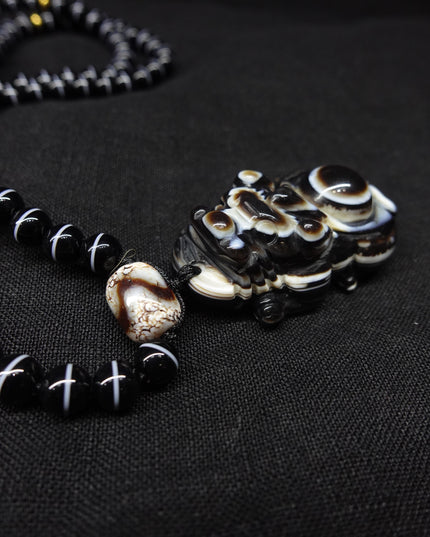 【Unique Item】 Nine-eyed agate snow lion necklace