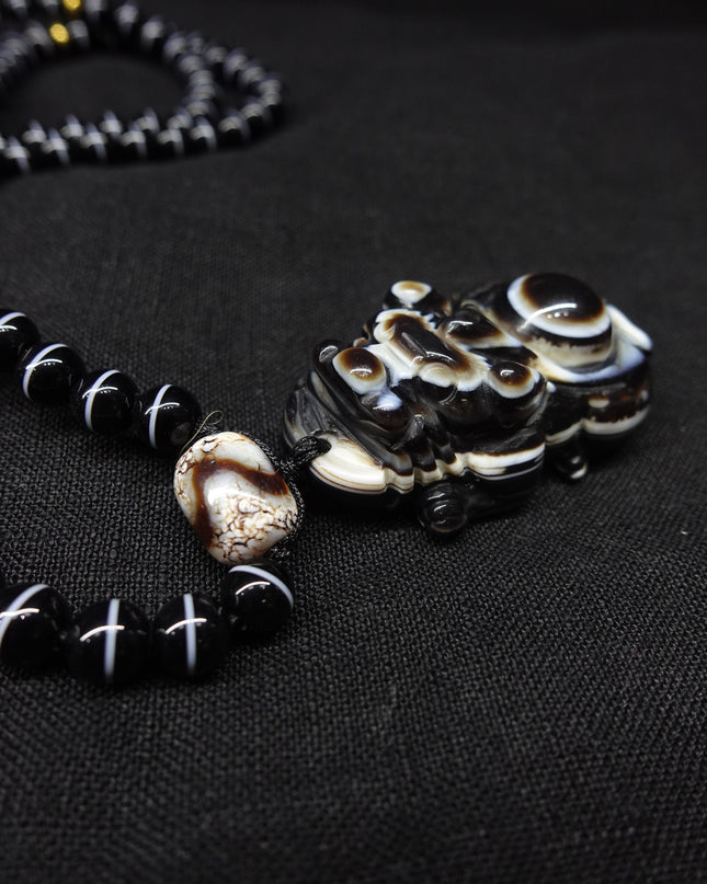 【Unique Item】 Nine-eyed agate snow lion necklace