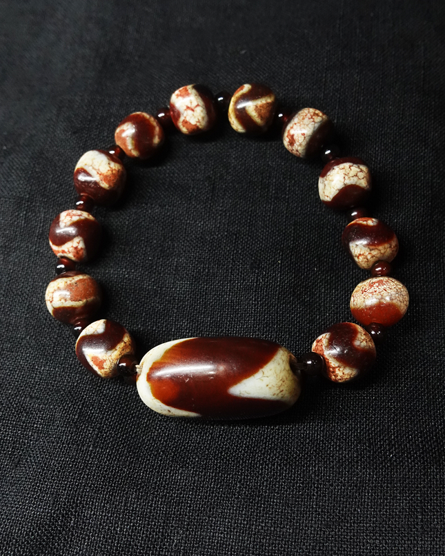 【Unique Item】 Tiger Tooth Bead Flat Bead Bracelet