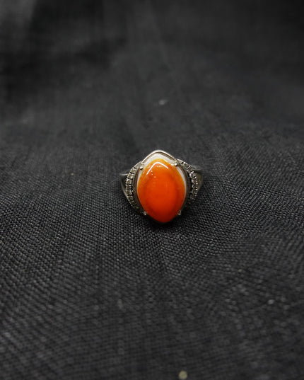 【Unique Item】 Diamond-encrusted eye-shaped South Red ring