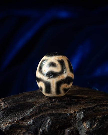 Rare Lotus Dzi Bead Pendant – Nine-Eye Ancient Bead for Peace and Spiritual Protection