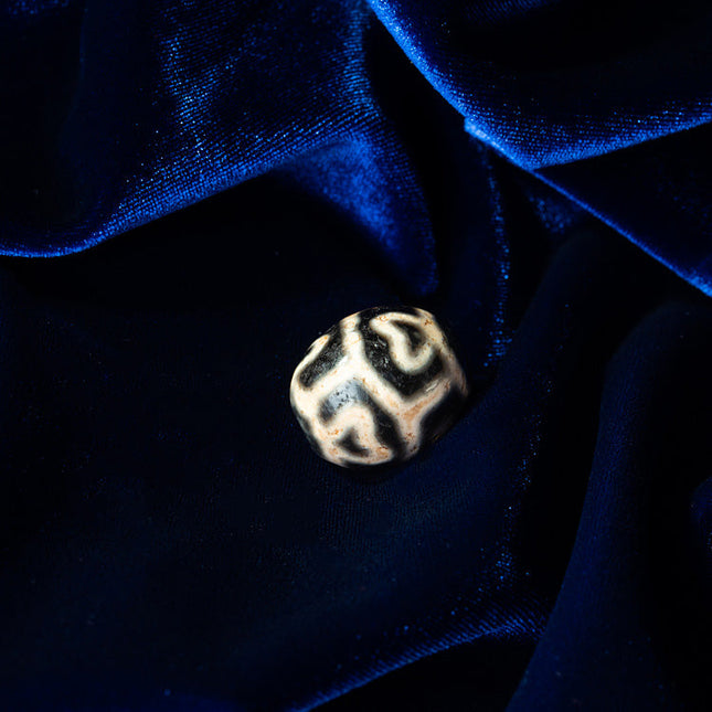 Rare Lotus Dzi Bead Pendant – Nine-Eye Ancient Bead for Peace and Spiritual Protection